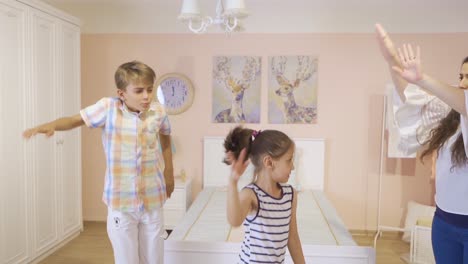 Kids-and-mom-dancing-at-home.